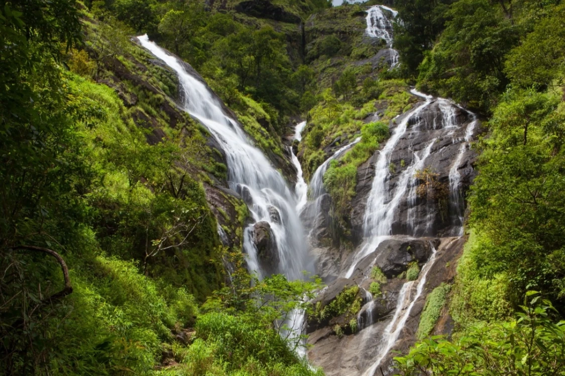 14 ที่เที่ยวเดือนกันยายน! หน้าฝนทั่วไทย พร้อมบริการเช่ารถตู้พร้อมคนขับจากแวนไทย คาราโอเกะ ทัวร์